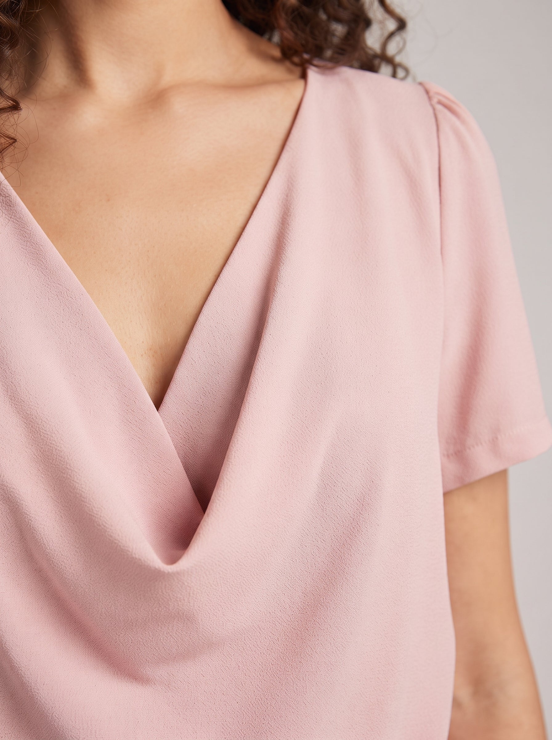 Nadja - Blouse met gedrapeerde halslijn en korte mouwen