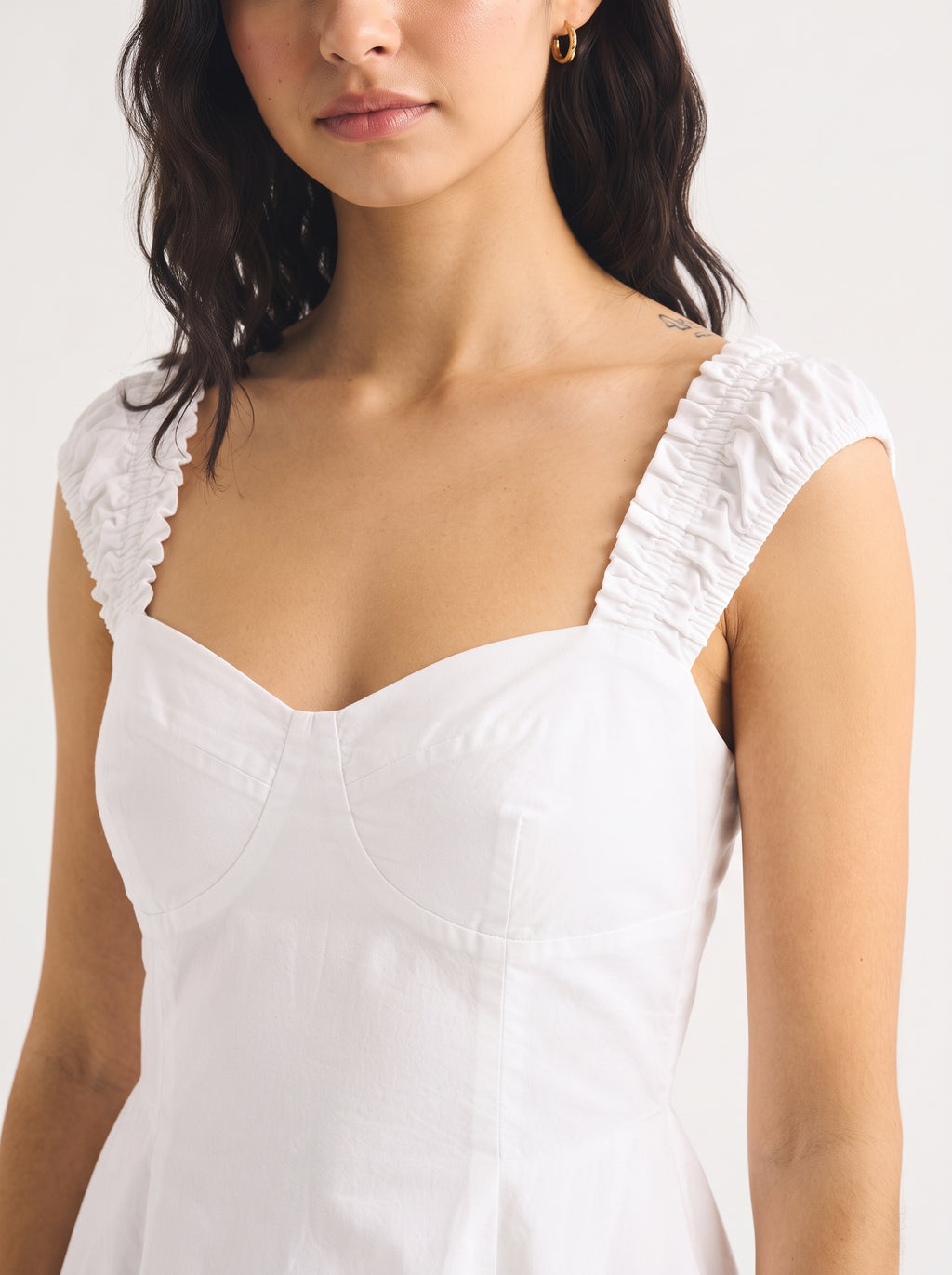 Mina - Witte Linnen Zomerjurk met Ruches en Knoopdetail
