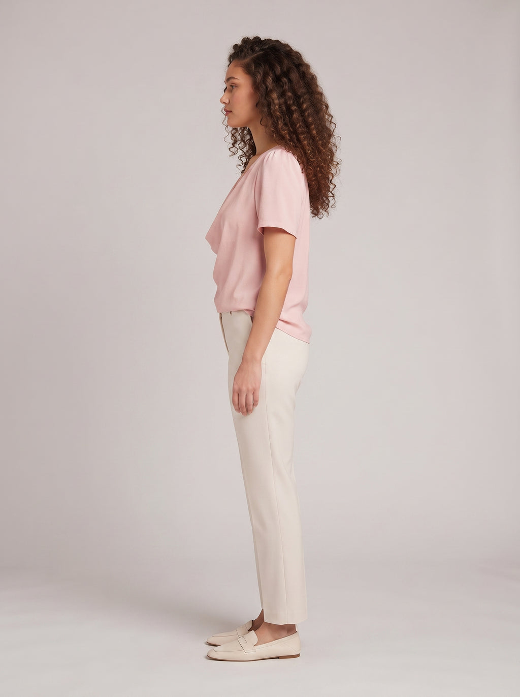Nadja - Blouse met gedrapeerde halslijn en korte mouwen