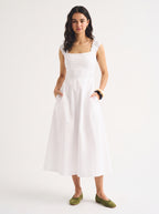 Mina - Witte Linnen Zomerjurk met Ruches en Knoopdetail